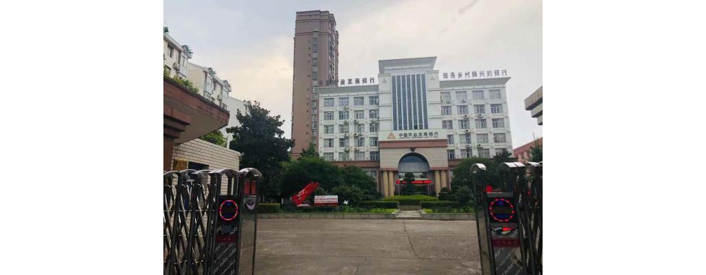 吉安販子岡山年夜道143號市農(nóng)刊行商住樓.誠懇出售。