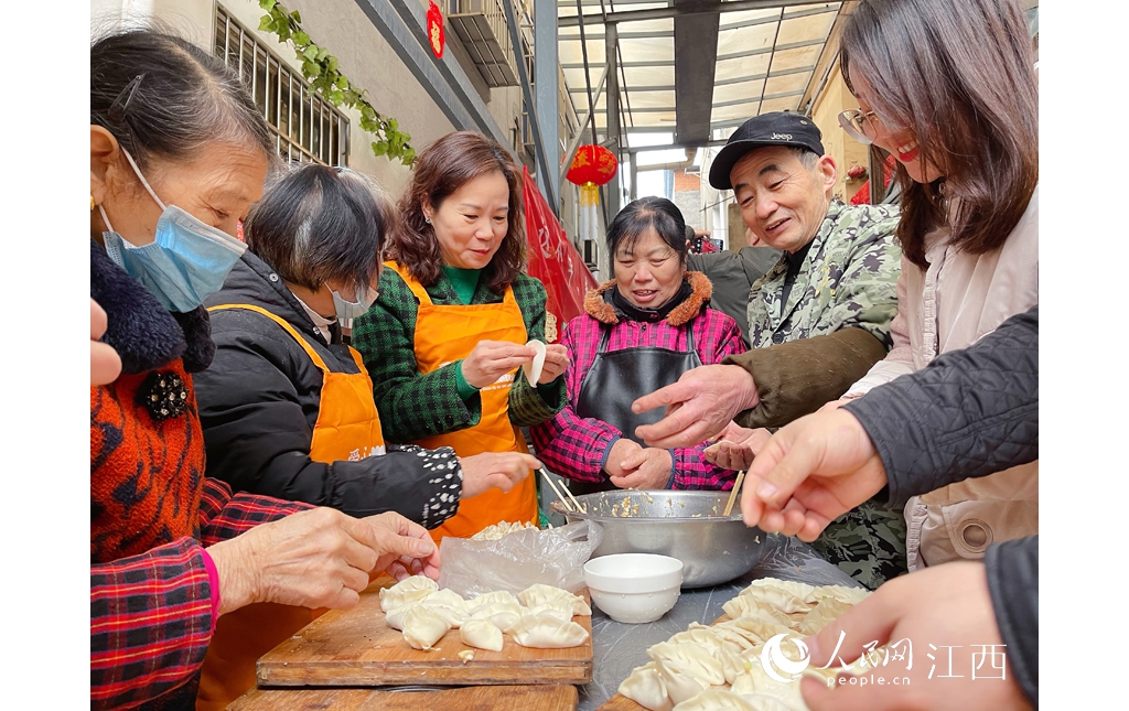 別樣年味！南昌“愛(ài)心廚房”里的大年夜飯真熱心