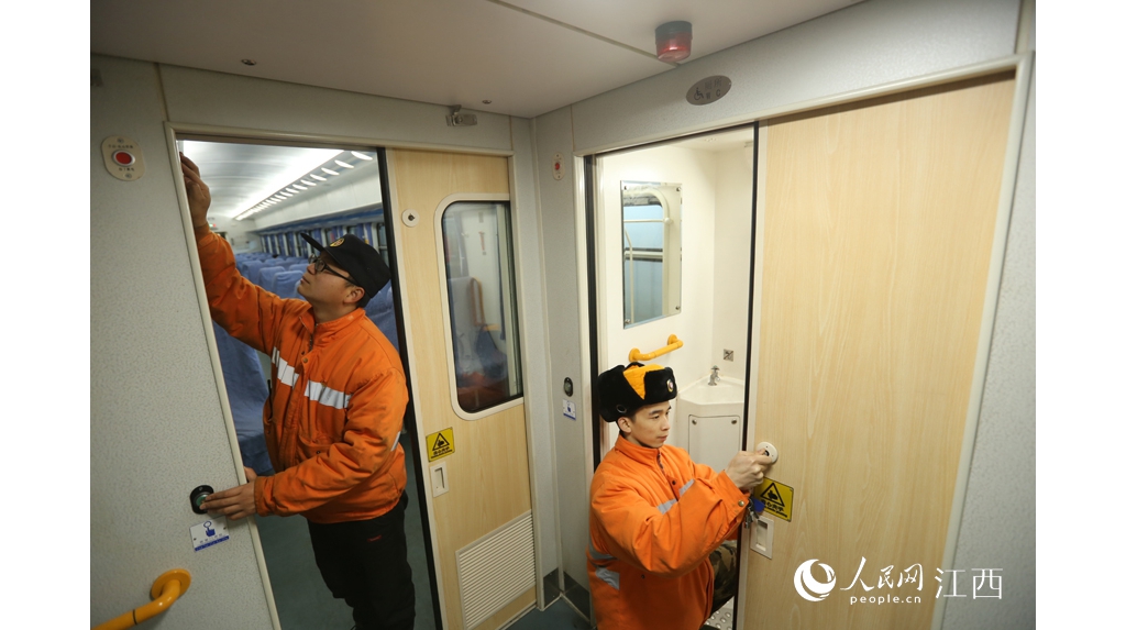 圖片故事：為客車“體檢”，助力春運(yùn)返程岑嶺